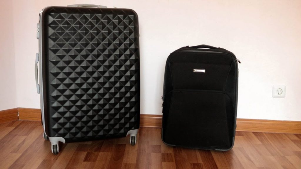 Два чемодана с вещами