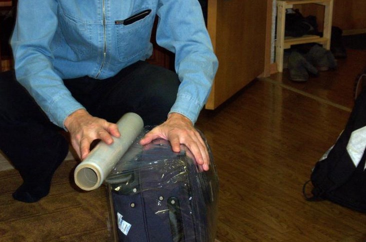 Как дома обтянуть багаж для аэропорта