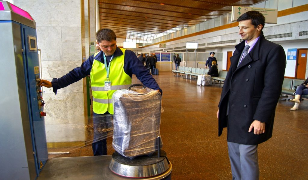 Работники аэропорта могут обтянуть багаж