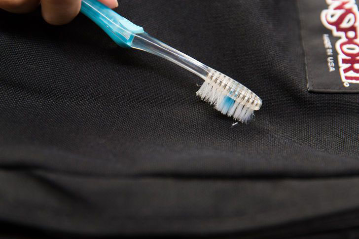 Чистка рюкзака зубной щеткой