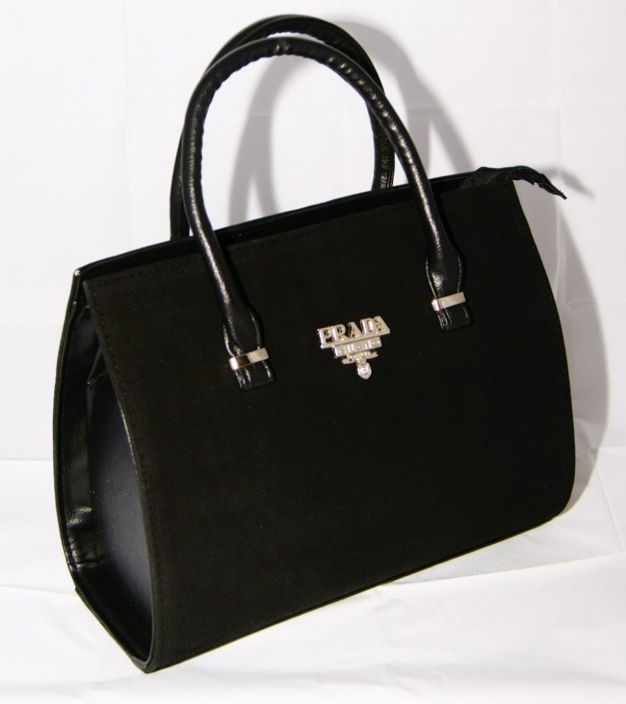 Черная каркасная сумка Prada