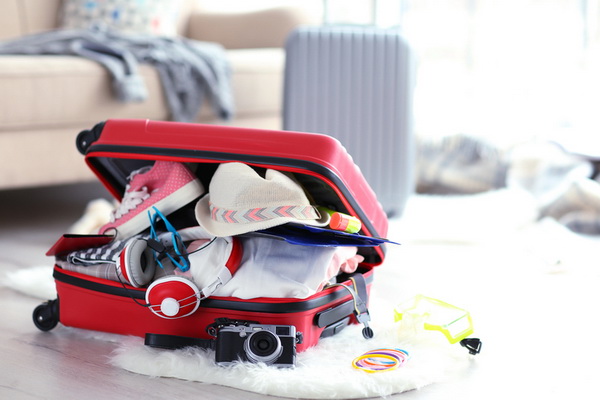 Красный чемодан — собираем вещи на море правильно