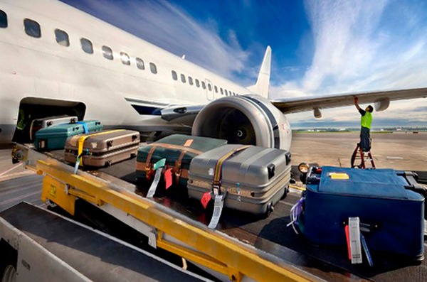 Погрузка багажа в самолет