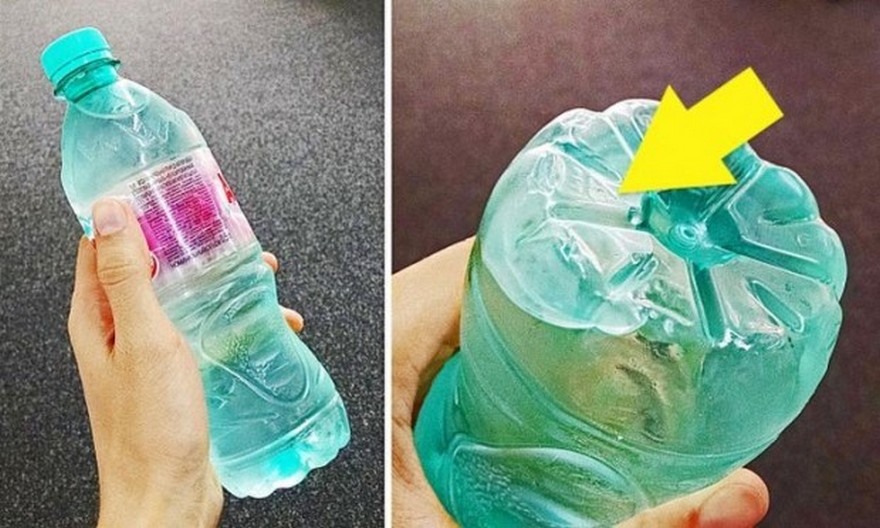 Заполняем солевым раствором пластиковые бутылки, не доходя до края
