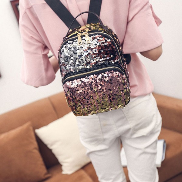 Блестящий рюкзак с одеждой из светлых тонов