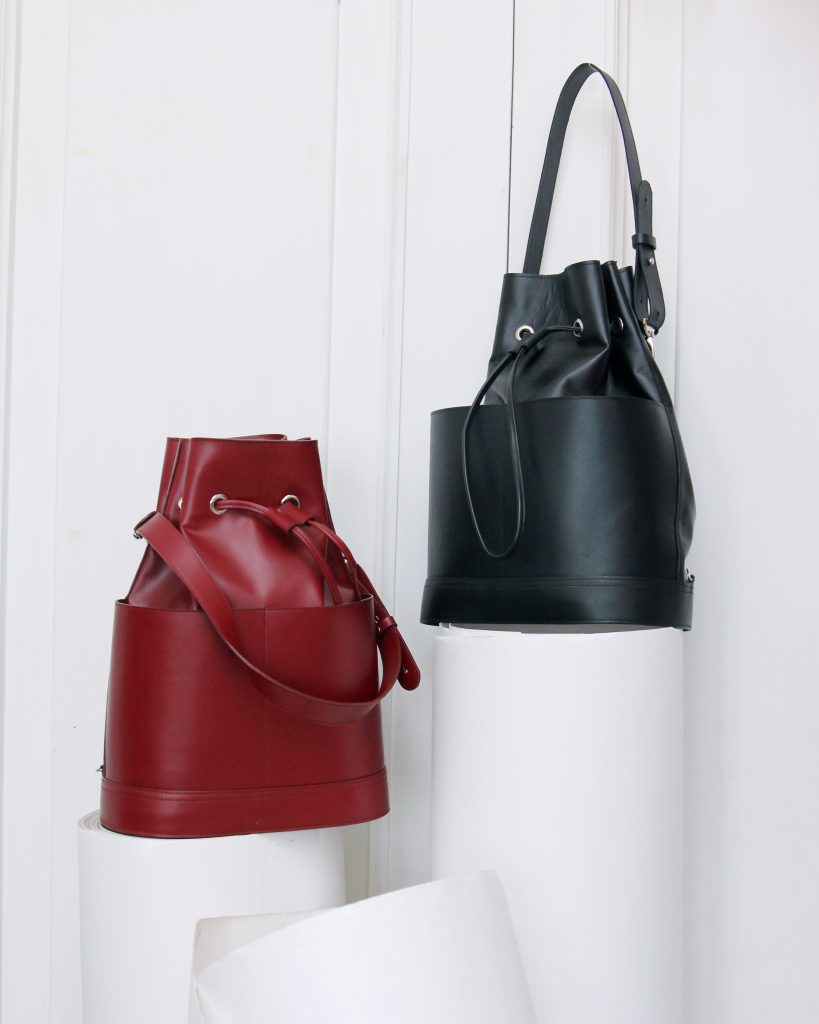 Красная и черная сумки-торбы