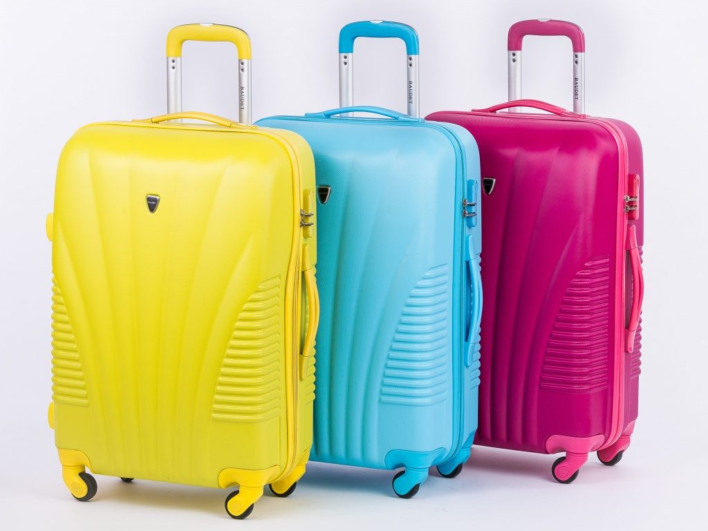 Яркие чемоданы