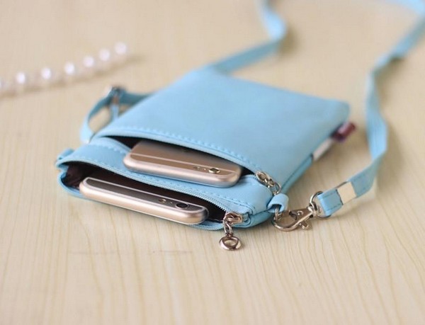 Голубая сумочка для двух телефонов