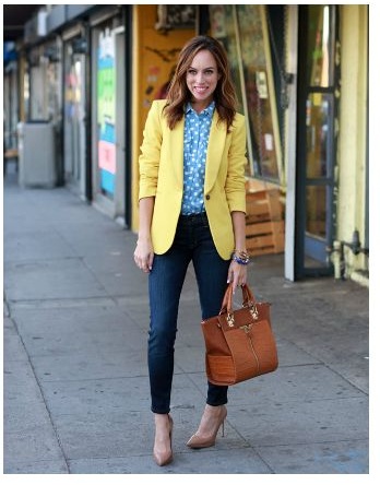 Коричневая сумка с бледно-желтым пиджаком и джинсами