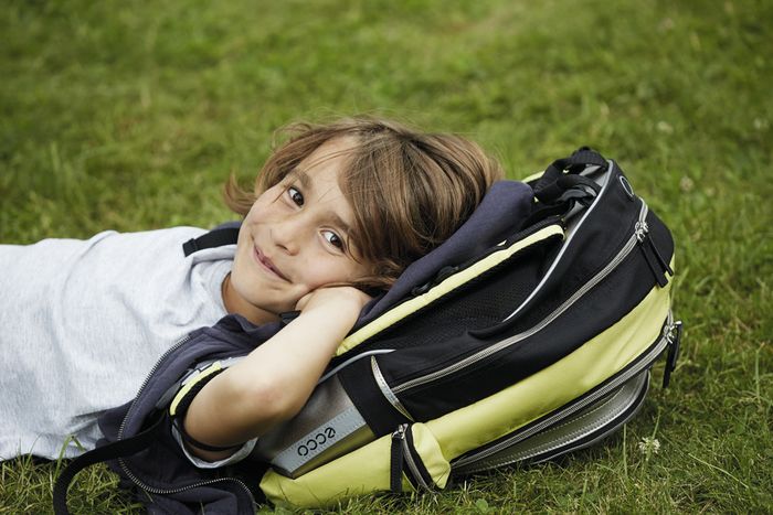 Мальчик на траве с рюкзаком ЕССО